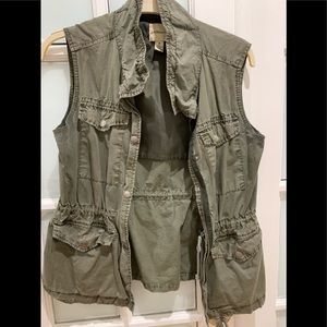 Utilitarian vest with tons of POCKETS
